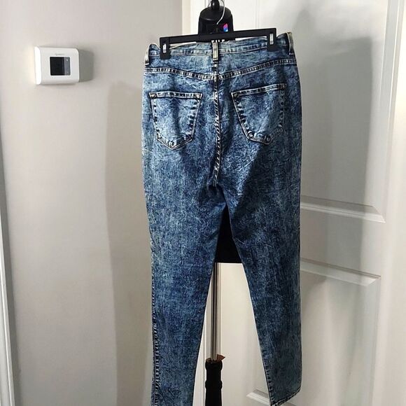 Vibrant M.I.U. High-Rise Distressed Acid Wash Skinny Jeans – Size 15 - Picture 2 of 3